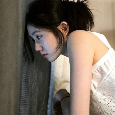 戴流苏耳环的少女